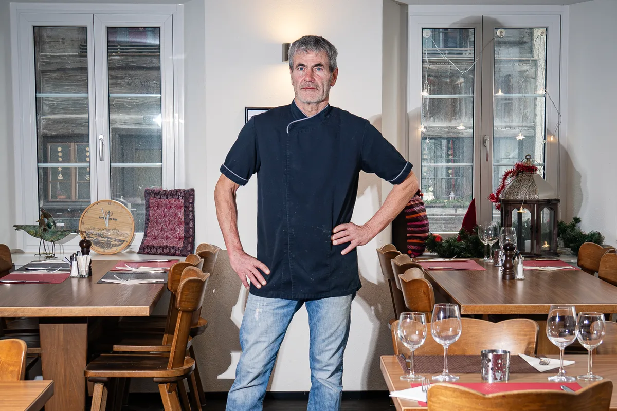 Walter Ehrenbold verkauft sein Restaurant zur Metzg. Walter Ehrenbold, Wirt des Restaurants zur Metzg, steht in seinem Lokal. Er trägt Jeans und ein schwarzes Hemd.